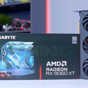 AMD Radeon RX 9060 XT grafikkort - Säljer ett AMD Radeon RX 9060 XT grafikkort från Gigabyte. Kortet har en svart och silver design med tre stora fläktar och 16 GB GDDR6-minne. Perfekt för gaming och tunga grafiska applikationer. Snygg futuristisk box med blått motiv. Säljer de billigt eftersom har haft det i några månader nu 