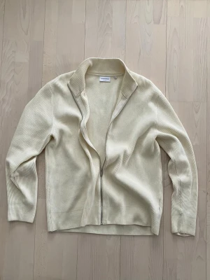 Helzip tröja  - Tjena! Säljer nu denna extremt stilrena helzip från Lindebergh. Storlek XL och i nyskick. Priset är ej hugget i sten så hör av dig vid minsta fundering:)