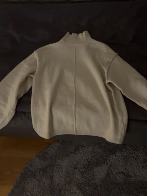 Beige stickad tröja med hög krage - Prislappen finns med och är ej använd
