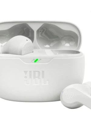 Vita trådlösa in-ear hörlurar JBL - Snygga vita trådlösa in-ear hörlurar från JBL med laddningsetui. Hörlurarna har en stilren och modern design med slimmad form och tydlig JBL-logga på både etui och lurar. Perfekta för musik, poddar och samtal på språng.