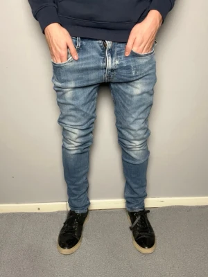 Blå replay anbass jeans - Säljer ett par ljusblå slim fit jeans med snygga slitningar och tvättade detaljer. Några små slitningar vid vänstra fickan, annars mycket bra skick. Frågor? Skicka ett meddelande.