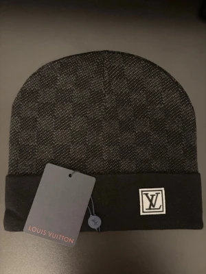 LvMössa - En svart mössa som går med många outfits. Den kommer med taggar. Skicket är mycket bra och den kostar endast 185kr.