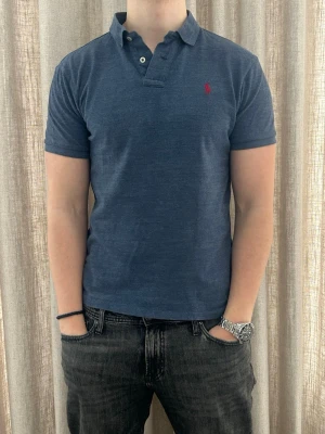 Ralph lauren piké | M - Blå Ralph lauren piké | mycket fint skick men har några defekter ( se bilder ) inget som syns vid användning  | om du har några funderingar tveka då inte på att höra av dig | ⚜️