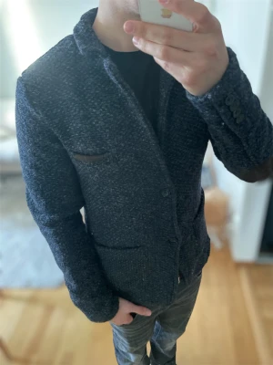 Stickad kavaj - Skick 9/10 skriv vid frågor eller funderingar!