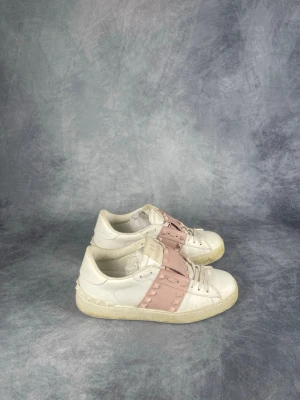 Valentino Open Rockstud - Skick: 7,5/10. | Ingår: endast skorna. | Nypris: +- 7000 SEK.