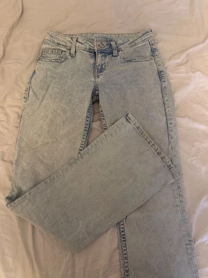 Lågmidjade bootcut jeans - Dessa jeans sitter sjukt snyggt i rumpan och är perfekt lågmidjade. Slutar perfekt vid skorna också på mig som är 170🤍🤍