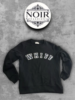 Svart sweatshirt från these glory days - Cool svart sweatshirt från TGDmed stora vita bokstäver på bröstet. Tröjan har rund halsringning, ribbade muddar vid ärmslut och nederkant samt en avslappnad passform. Perfekt för en casual streetwear-look.