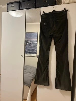 Mörkgröna Manchesterjeans Lois - Mörkgröna, mossgröna manchesterjeans från Lois storlek 25/32, stretchiga tack vare elastan i materialet