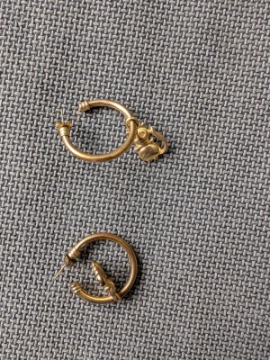 Guldfärgade små creoler katter - Säljer ett par guldfärgade små creoler som ska föreställa Katter. Av någon okänd metall