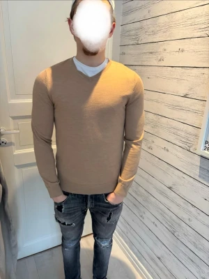 V-ring tröja från Dressman - Säljer en snygg basic tröja från Dressman. Inga defekter. Skriv om ni har frågor! Pris kan diskuteras. 