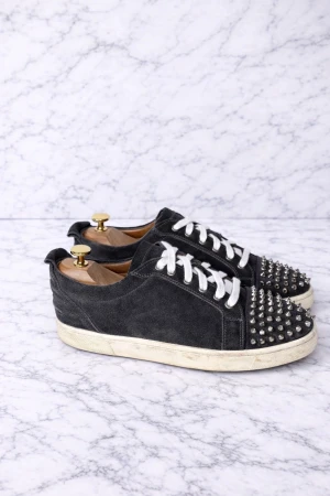Grå Christian Louboutin sneakers  - Säljer dessa sjukt snygga  Christian Louboutin.                              Storlek: 43                                                                                                            Skick: Bra skick men väll använda.                                                                    Pris går att diskutera 🙌                                                                             Rabbat om man följer 