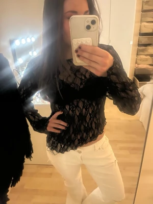 Spets topp gina - Supersnygg spets topp från gina i stretchigt och skönt material, slutsåld! HELT NY, med lappen kvar i oöppnad förpackning, storlek xs. Bara att höra av dig vid frågor💕💕