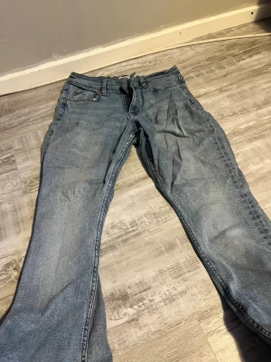 Ljusblå jeans från gina tricot - Säljer ett par bootcut  jeans från Perfect Jeans i storlek 36. Klassisk femficksmodell med dragkedja och knapp framtill. Jeansen har en rak passform och är tillverkade i mjukt denimtyg som är bekvämt att bära.