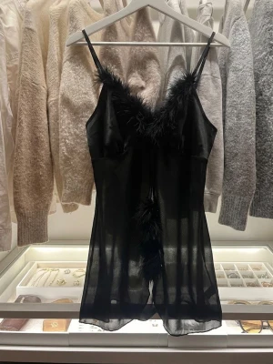 Svart linne  - Svart linne med fluff. Passar storlek S. 