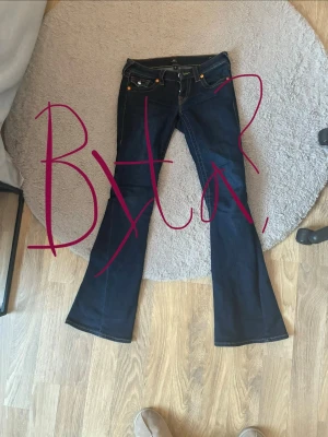 Byte! Skriv till mig om du har W25 - Dom här är i 24w men jag skulle vilja ha 25w. Skriv till mig om du har w25. Tvättade en gång och använda några gånger men dom ser som nya ut. ⚠️TRYCK INTE PÅ KÖP SKRIV TILL MIG ISTÄLLET ⚠️