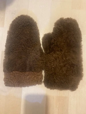 Bruna pälsvantar  - Mysiga bruna tumvantar i fårskinn (jag tror) med fluffig pälsstruktur. Perfekta för kalla dagar när du vill hålla händerna riktigt varma. Klassisk modell utan synliga detaljer eller mönster.