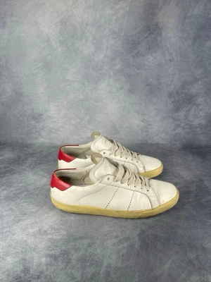 Saint Laurent Sneaker - Skick: 6/10, defekter förekommer. | Ingår: endast skorna. | Nypris: +- 7000 SEK. 