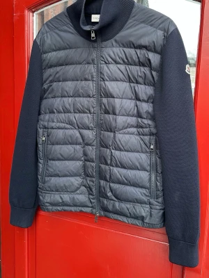 Moncler cardigan navy  - Moncler cardigan navy  Storlek: L fits M 8/10 aningen smutsig  No og   Vid frågor eller efterfrågan på fler bilder så är det bara att skriva🙌