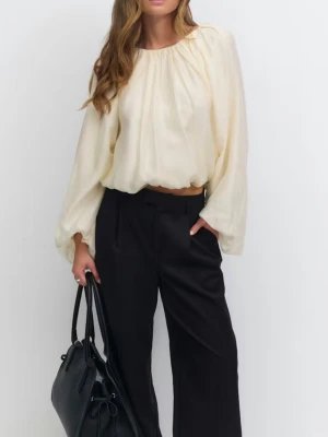 Krämvit blus med rosett i ryggen - Säljer en luftig krämvit blus med långa ärmar och rundad halsringning. Blusen har två rosetter i rygg super fin!! Köpt för 500, som ny❤️