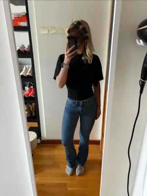 Blå bootcut jeans från Zara - Säljer ett par blå bootcut jeans från Zara med råa, fransiga benslut. Jeansen har klassisk femficksdesign, normalhög midja och är i stretchigt denimtyg. Jag är 160cm lång.
