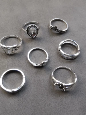 7st ringar  - 7st ringar med olika former och mönster. Materialet är alloy. (#620)