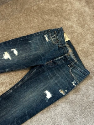 Hollister jeans  - Snygga jeans från hållister med en snygg tvätt och slitningar , raka i modellen och byxorna är uppsydda någon sentimeter så passar till w32 L31/30 