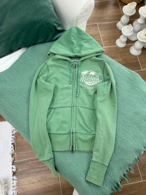 Hollister zip - Storlek ”XL” dock en extremt gammal modell som mer är som en M. Jag skickar inom 24h. Se liknande plagg i min profil!