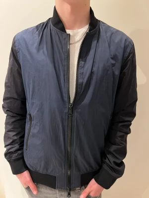 Mörkblå J.lindeberg bomberjacka - Snygg J.lindeberg bomberjacka i mörkblått storlek M
