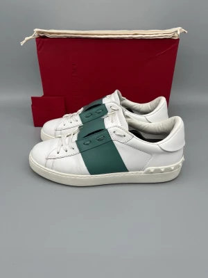 Valentino Open Skor Blå - • The shoes have been gently used and are in very good condition  • Size: 40.5 (fits 41–41.5)  • Color: Blågrön   • Retail price: 7280 SEK / 590€  • Box, dustbag & valentino card included