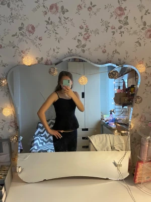 Svart spetslinnetopp från Vero Moda - Storlek xs/34 svart spetsning från Vero Moda