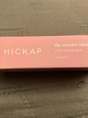 Hickap The Wonder Stick Highlighter - Highlighter i stickformat från Hickap i färgen Pink Champagne. Ger ett glowigt och naturligt resultat. Kan appliceras på kindben, nyckelben, ögonlock eller axlar. Enkel att använda direkt på huden eller med borste, svamp eller fingrar. Perfekt för att framhäva ansiktets drag.