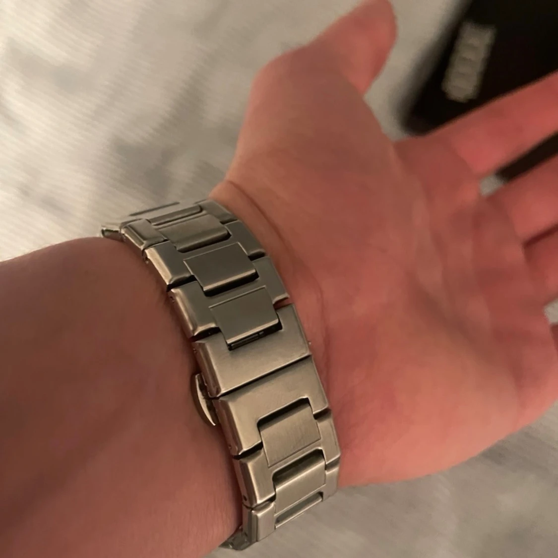 Silvrig klocka med textad urtavla - 2