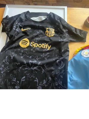 Svart FC Barcelona tröja  - Säljer en riktigt snygg barcelona tröja. Storlek M och i nytt skick!