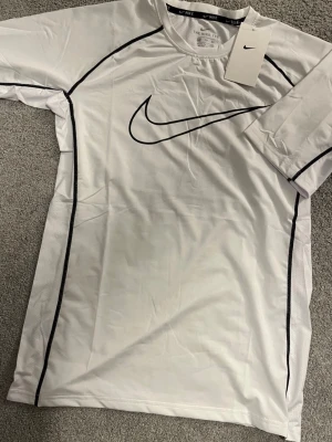 Nike Träningströja  - Helt ny ✔️, Kommer med tags 🏷, Storlek XL passar för folk som har L-M ✔️, Skickas inom 1 dag 🚀
