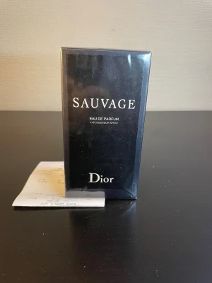 Dior Sauvage Eau de Parfum - Helt oanvänd 100ml dam parfym. Vid frågor är det bara och fråga. Priset är aldrig hugget i sten Svarar inom 8h Paket erbjudanze är möjligt