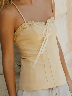 Beige korsett-topp med knytband - Intressekoll!🤩säljer endast vid bra pris, då den är slutsåld🤩 Snygg beige korsett-topp med smala axelband och knytband framtill. Toppen har en rynkad kant upptill och är figurnära med en stilren design. Perfekt för dig som vill ha en trendig och feminin look i sommar❣️