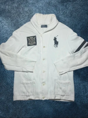  Ralph Lauren kofta - Vit kofta från Ralph lauren i mycket bra skick. Säljer då den är för stor för mig. Det är bara till att skriva vid funderingar😁