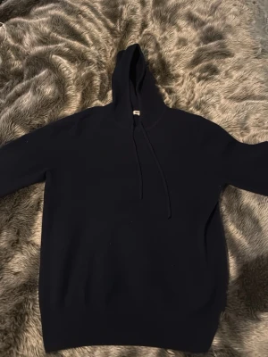 Svart hoodie från Soft Goat - Mörkblå softgoat. Storlek medium. 