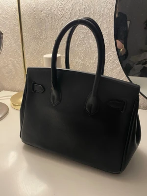 Svart handväska i läder - Stilren svart handväska 💕