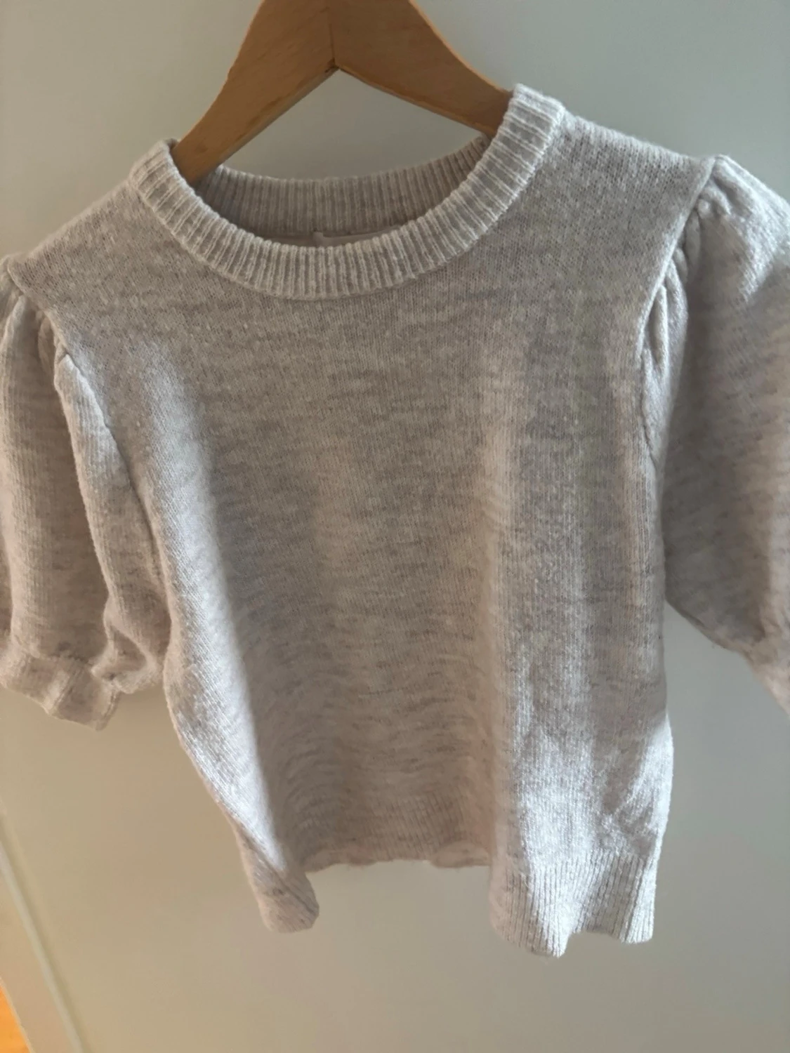 Beige stickad topp med puffärm - 1