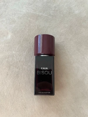 CAIA Bisou Eau de Parfum - Bisou parfym från CAIA 50 ml. Har förvarats mörkt och svalt. Skulle säga ca 70% kvar i flaskan. Nypris kostar 595kr, mitt pris 350kr.