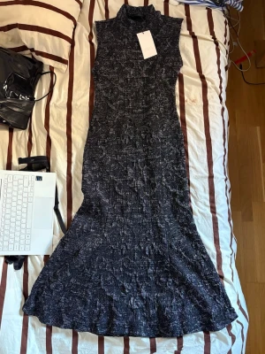 Svart långklänning  - Supersnygg svart långklänning med glitter. Helt ny!!