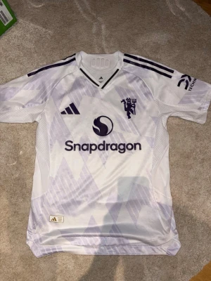 Vit Manchester United matchtröja Adidas - Säljer nu en Manchester united tröja perfekt inför sommaren | Detta är en exklusiv fotbollströja från adidas | Skick 10/10 | Storlek M | Kom gärna med prisförslag 🙌😁