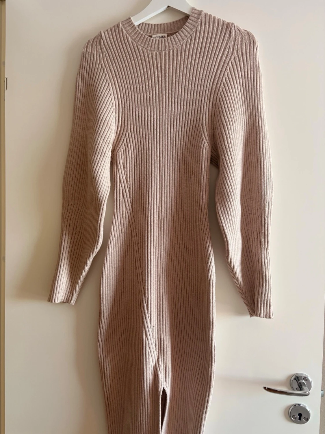 Beige ribbad stickad långklänning - 1