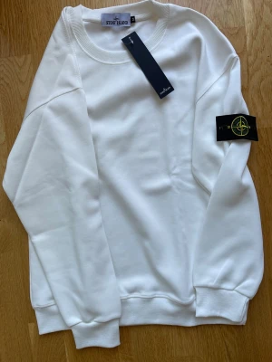 Stone island tröja - Stone Island tröja vit  Helt ny med lappar storlek Medium En av de bättre batcherna på marknaden