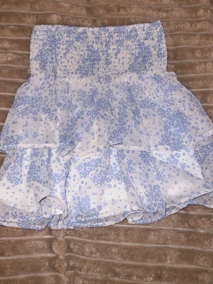 Vit och blå blommig volangkjol - Söt vit blå blomning volangkjol från Lindex 