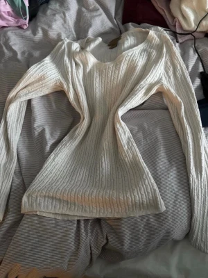 Vintage tröja - Vintage Ribbed Long Sleeve Sweater – Peck & Peck  This elegant long-sleeve sweater has a subtle vintage feel and a timeless design. It features a ribbed texture that gives the sweater a flattering, fitted look while still feeling comfortable and easy to wear.  Made from a soft and high-quality blend of 55% cotton, 40% nylon, and 5% alpaca, the material feels lightweight yet warm, making it perfect for layering or wearing on its own. The alpaca adds a slight softness and warmth to the fabric. 