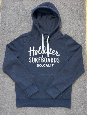Vintage Hollister Hoodie - Vintage och sällsynt Mörkblå Hoodie från Hollister  | Storlek M |Går ner i pris vid snabbt köp! | Är 175, väger 68kg men denna är lite stor på mig, (passar dig 180-185) | Längd ≈67cm, Bredd armhåla - armhåla ≈55cm |Hör av vid ytterligare frågor!!!