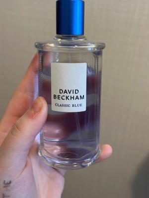David Beckham parfym duo - Två parfymer från David Beckham: Classic Blue i en genomskinlig glasflaska med blå kork och Respect i en spegelblank, silverfärgad fyrkantig flaska med vågigt mönster. Väldigt fina dofter! Dom är använda några gånger därav priset! Du får båda för 150kr