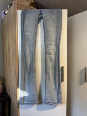 Ljusblå bootcut jeans - Ljusblåa bootcut jeans i mid waist, väldigt fina och sitter jätte bra på oss längre personer som har svårt att hitta jeans som passar till oss över 170 cm.